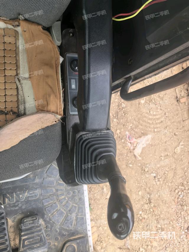 座椅右侧控制台/钥匙门/油门/含右手柄(驾驶室部分) 座椅右侧控制台/钥匙门/油门/含右手柄(驾驶室部分)