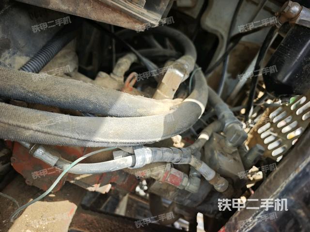 液壓泵艙室正面整體（整機外觀）