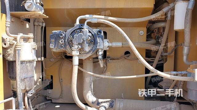 液压泵舱室正面整体（整机外观）