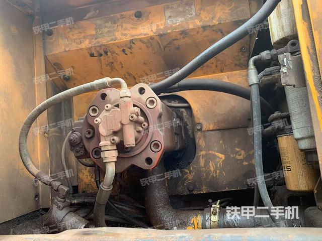 液压泵舱室正面整体(整机外观) 液压泵舱室正面整体(整机外观)