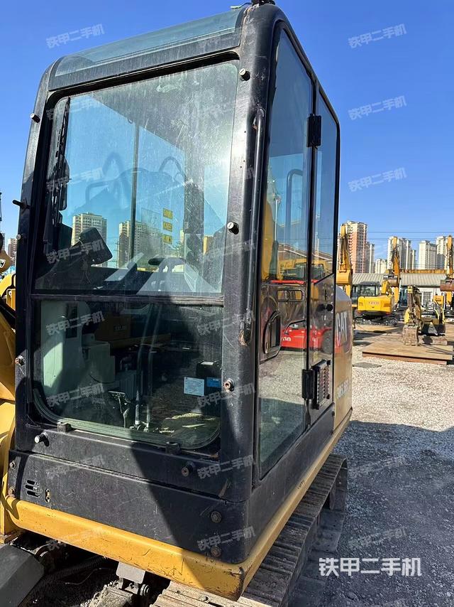 駕駛室整體(整機(jī)外觀) 駕駛室整體(整機(jī)外觀)