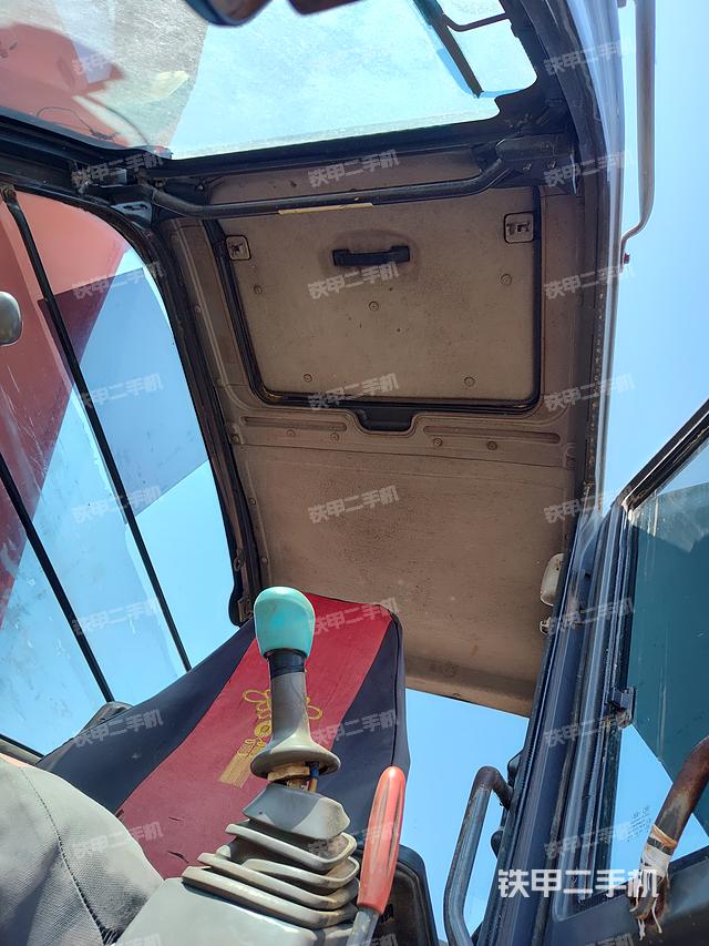 驾驶室顶部(整机外观) 驾驶室顶部(整机外观)