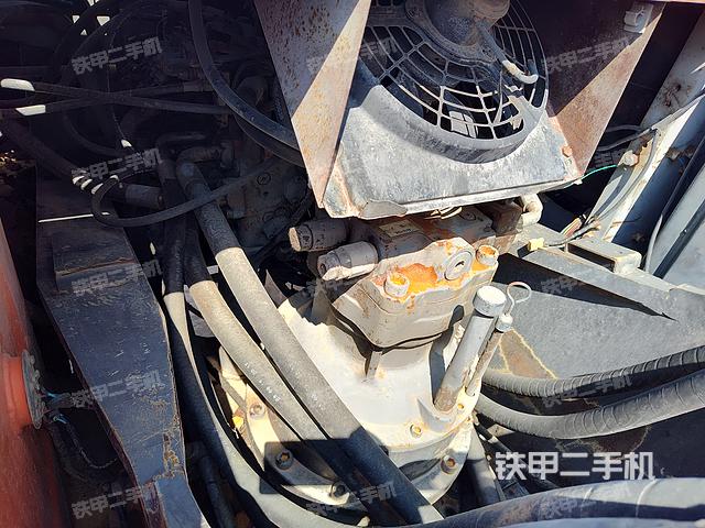 回转马达和主控阀(整机外观) 回转马达和主控阀(整机外观)