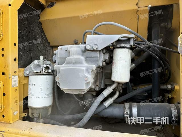 液壓泵艙室正面整體(整機外觀) 液壓泵艙室正面整體(整機外觀)