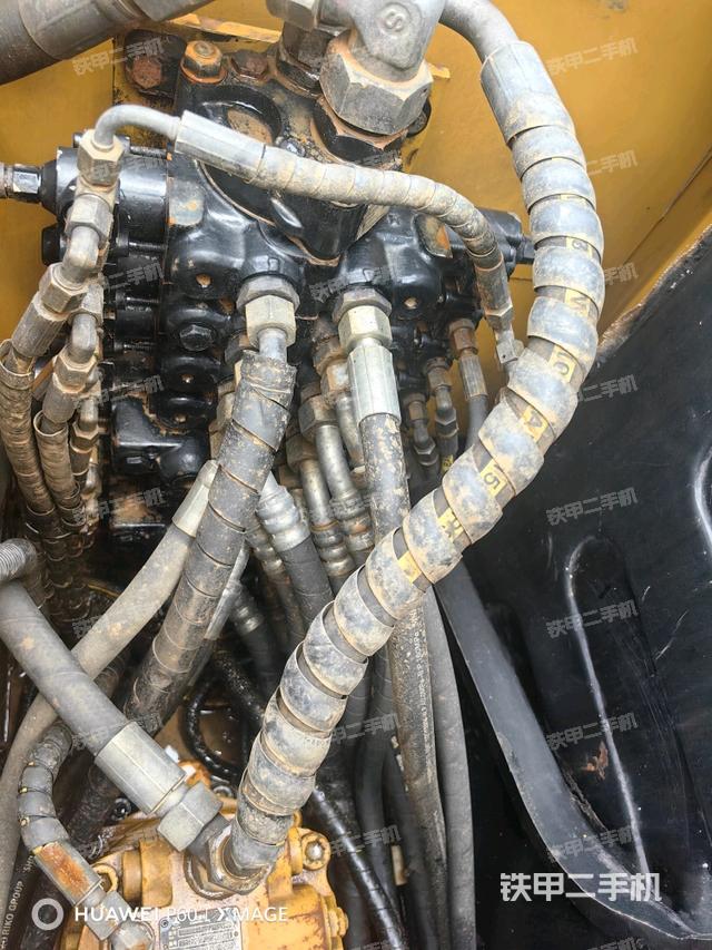 回轉(zhuǎn)馬達(dá)和主控閥（整機(jī)外觀）