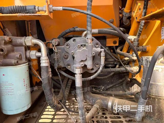 液壓泵艙室正面整體(整機外觀) 液壓泵艙室正面整體(整機外觀)