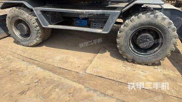 單側(cè)履帶整體(整機(jī)外觀) 單側(cè)履帶整體(整機(jī)外觀)