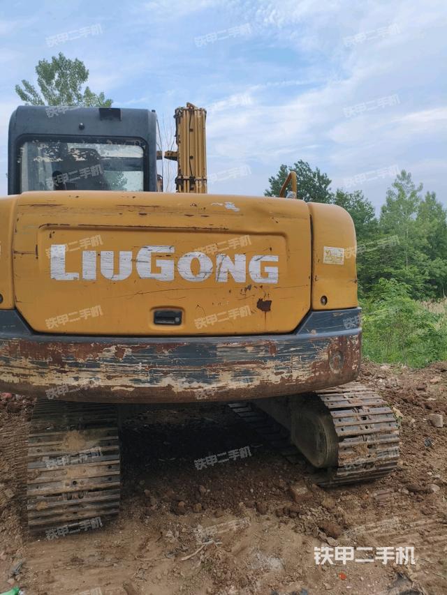 驾驶室顶部(整机外观) 驾驶室顶部(整机外观)