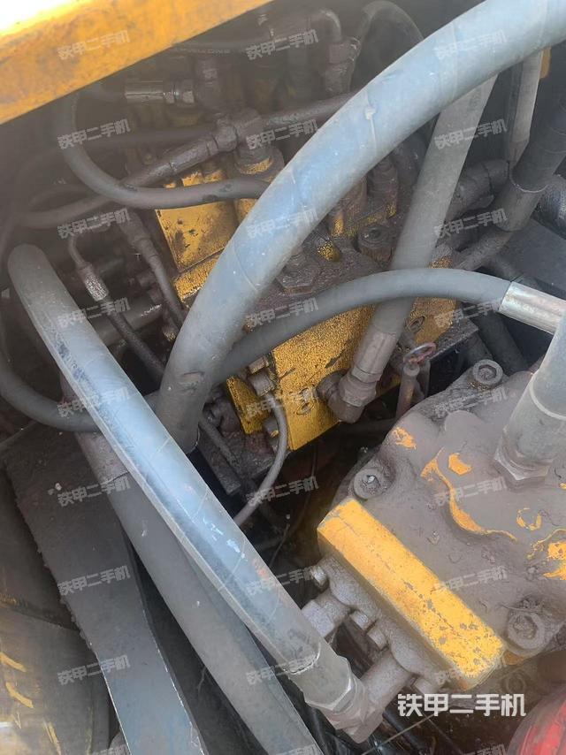 回转马达和主控阀(整机外观) 回转马达和主控阀(整机外观)