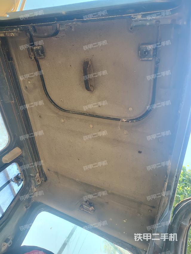 駕駛室頂部(整機(jī)外觀) 駕駛室頂部(整機(jī)外觀)