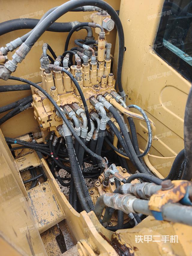 回转马达和主控阀（整机外观）