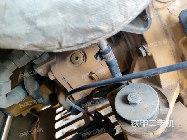 液壓泵艙室正面整體（整機外觀）