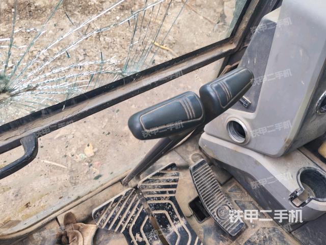 行走控制手柄和踏板?俯拍(駕駛室部分) 行走控制手柄和踏板?俯拍(駕駛室部分)