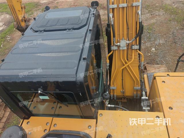 駕駛室頂部（整機外觀）