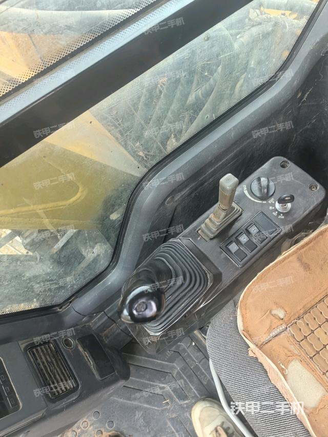 座椅左侧控制台/音响/含左手柄(驾驶室部分) 座椅左侧控制台/音响/含左手柄(驾驶室部分)