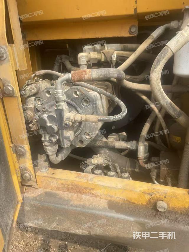 液压泵舱室正面整体（整机外观）