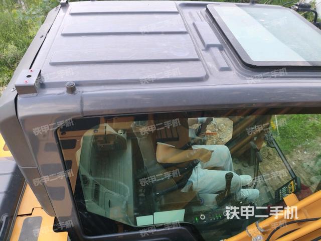 駕駛室頂部(整機(jī)外觀) 駕駛室頂部(整機(jī)外觀)