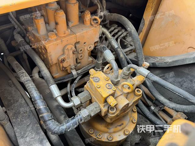 回轉(zhuǎn)馬達和主控閥(整機外觀) 回轉(zhuǎn)馬達和主控閥(整機外觀)