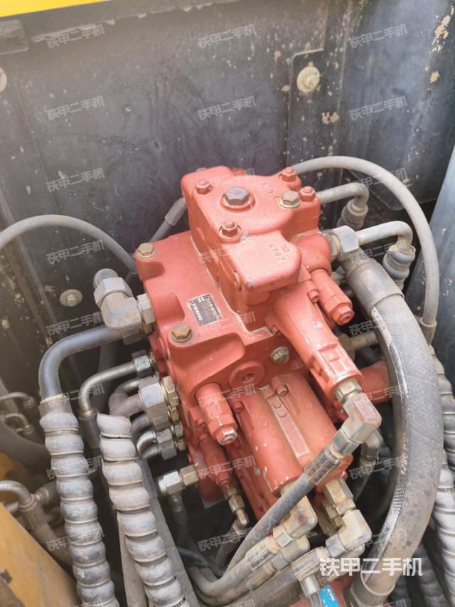 回转马达和主控阀(整机外观) 回转马达和主控阀(整机外观)