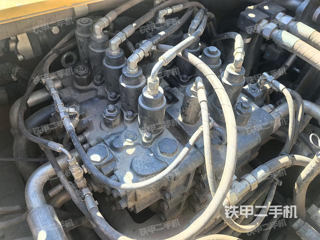 回轉(zhuǎn)馬達(dá)和主控閥（整機(jī)外觀）