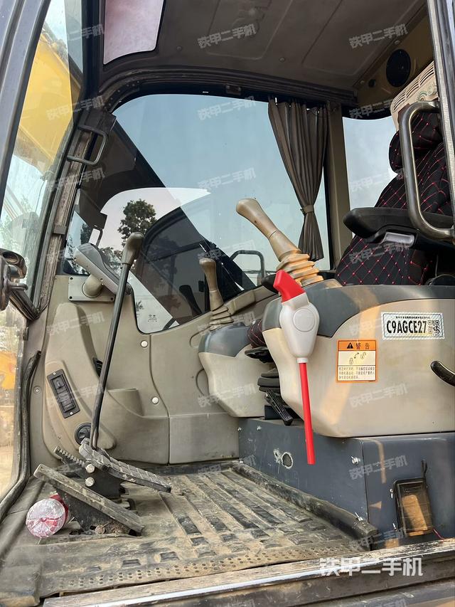 駕駛室頂部(整機(jī)外觀) 駕駛室頂部(整機(jī)外觀)