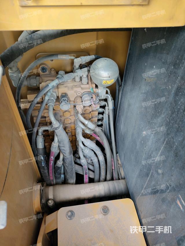 回轉(zhuǎn)馬達和主控閥（整機外觀）