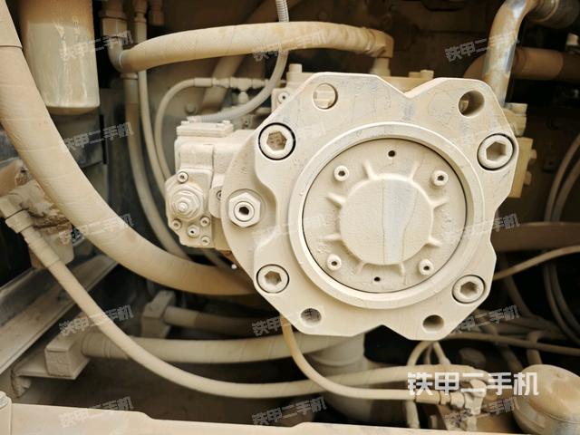 液壓泵艙室正面整體（整機外觀）