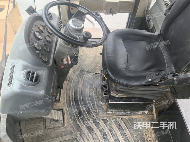 駕駛室內(nèi)部(駕駛室部分) 駕駛室內(nèi)部(駕駛室部分)