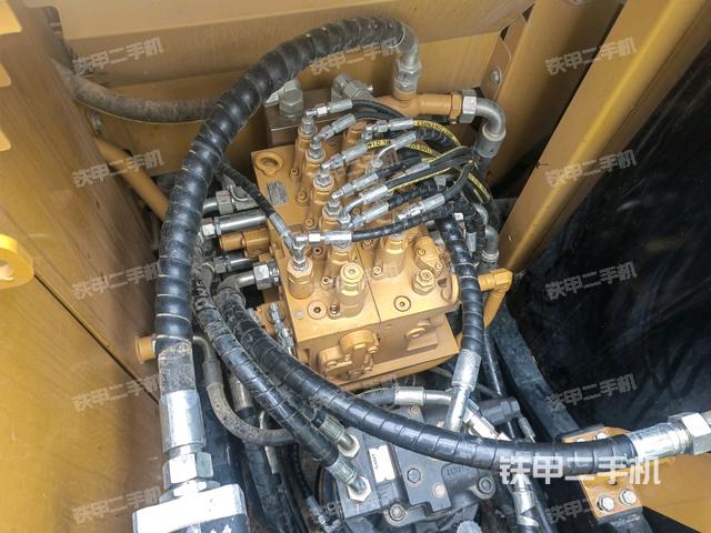 回轉(zhuǎn)馬達和主控閥（整機外觀）