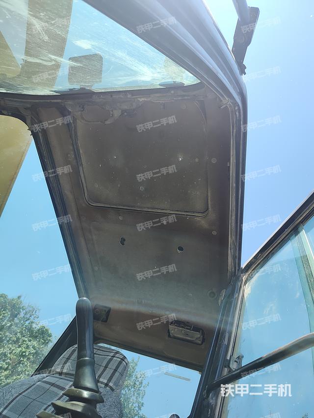 驾驶室顶部(整机外观) 驾驶室顶部(整机外观)