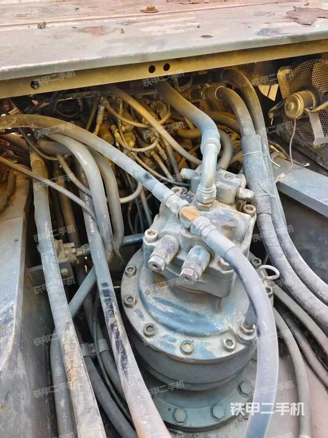 回转马达和主控阀(整机外观) 回转马达和主控阀(整机外观)