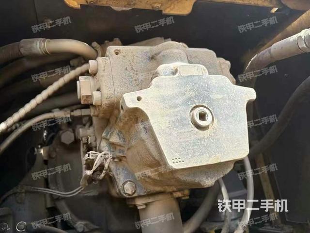 液压泵舱室正面整体(整机外观) 液压泵舱室正面整体(整机外观)