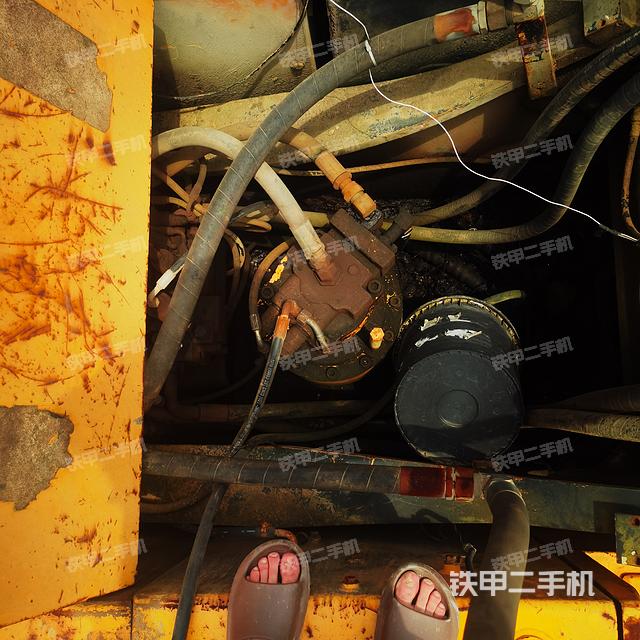 回转马达和主控阀（整机外观）