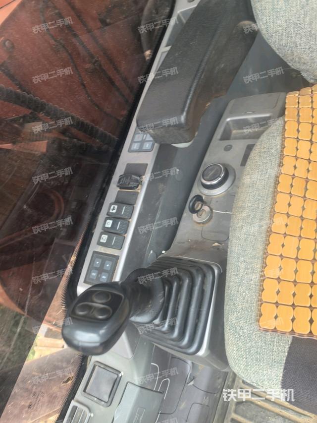 座椅左側(cè)控制臺(tái)/音響/含左手柄（駕駛室部分）