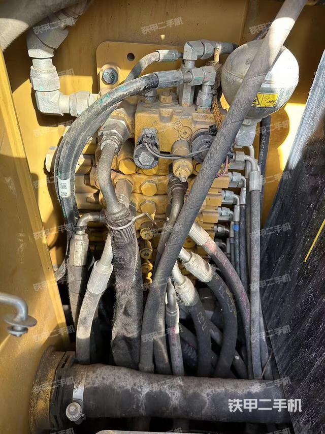 回轉(zhuǎn)馬達(dá)和主控閥(整機(jī)外觀) 回轉(zhuǎn)馬達(dá)和主控閥(整機(jī)外觀)