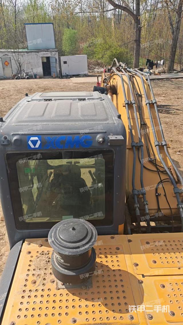 驾驶室顶部(整机外观) 驾驶室顶部(整机外观)