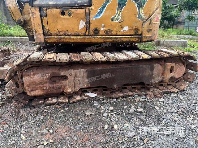 液压泵舱室正面整体(整机外观) 液压泵舱室正面整体(整机外观)