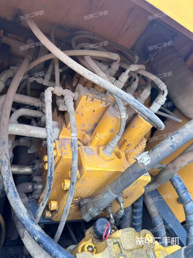 回轉(zhuǎn)馬達(dá)和主控閥（整機(jī)外觀）