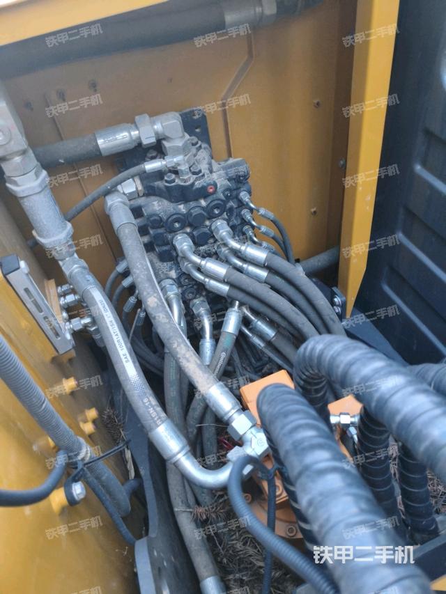 回轉(zhuǎn)馬達(dá)和主控閥(整機(jī)外觀) 回轉(zhuǎn)馬達(dá)和主控閥(整機(jī)外觀)