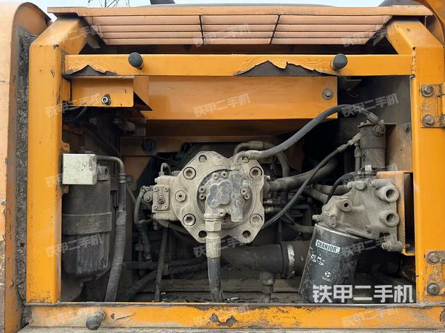 液壓泵艙室正面整體(整機外觀) 液壓泵艙室正面整體(整機外觀)