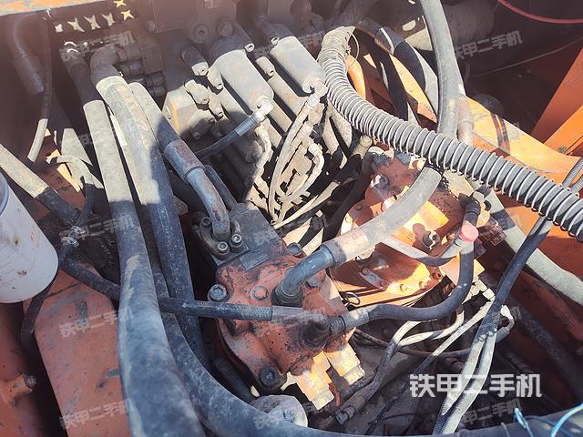 回轉(zhuǎn)馬達(dá)和主控閥(整機(jī)外觀) 回轉(zhuǎn)馬達(dá)和主控閥(整機(jī)外觀)