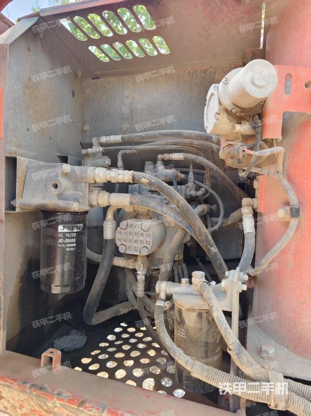 液壓泵艙室正面整體(整機(jī)外觀) 液壓泵艙室正面整體(整機(jī)外觀)