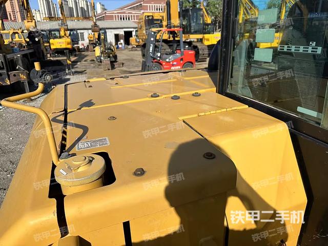 駕駛室頂部(整機(jī)外觀) 駕駛室頂部(整機(jī)外觀)