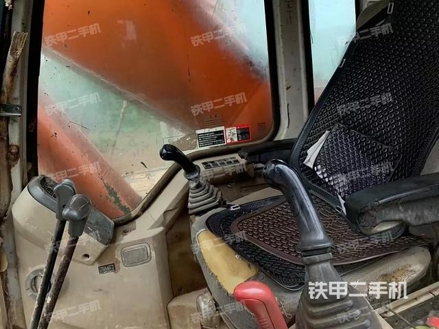 駕駛室整體(整機外觀) 駕駛室整體(整機外觀)