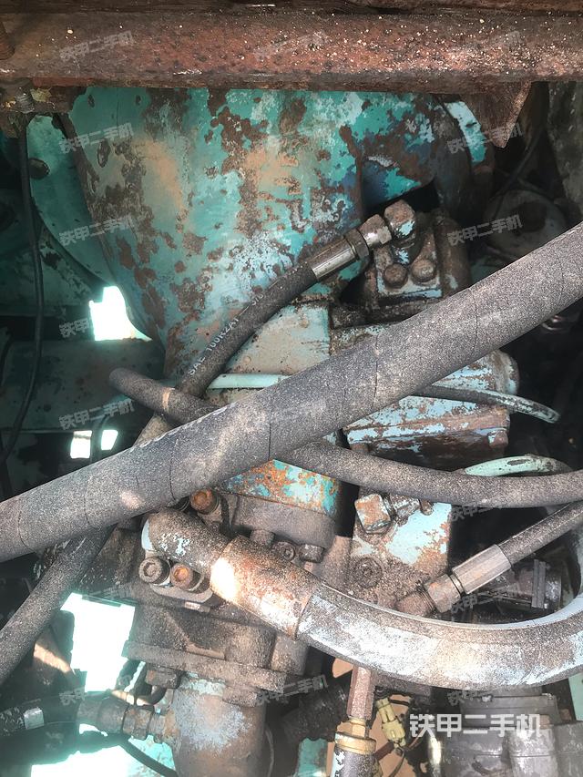 液压泵舱室正面整体（整机外观）