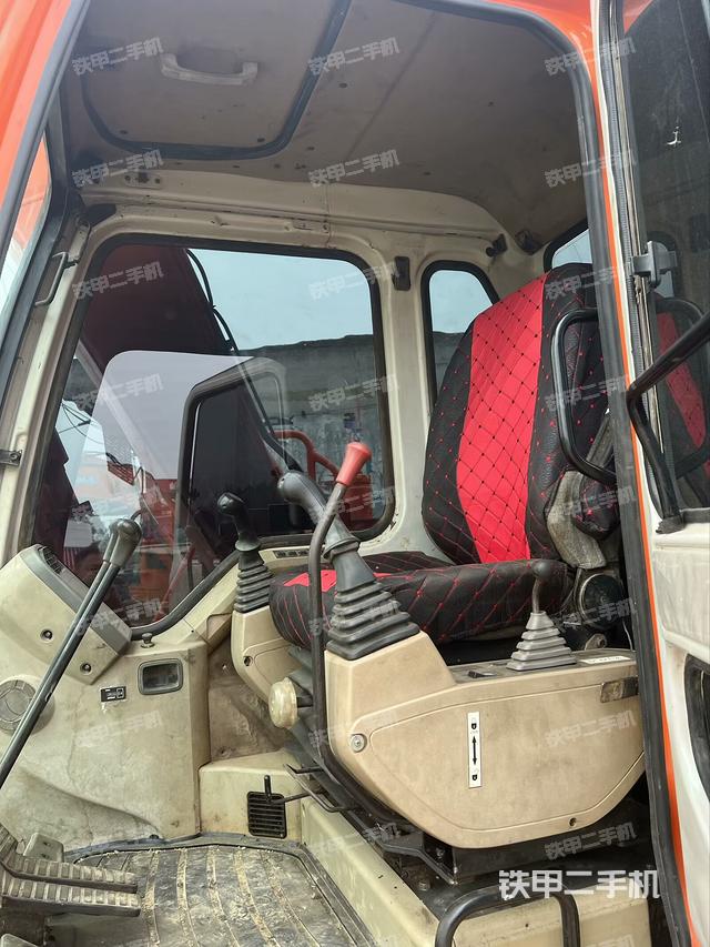 驾驶室顶部(整机外观) 驾驶室顶部(整机外观)