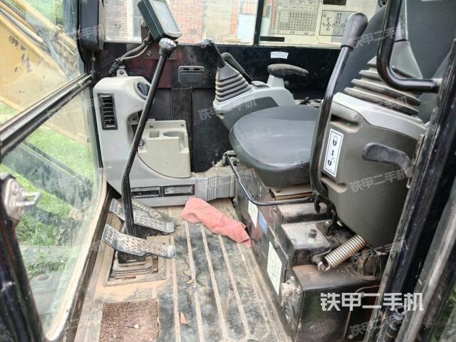 行走控制手柄和踏板?俯拍(駕駛室部分) 行走控制手柄和踏板?俯拍(駕駛室部分)