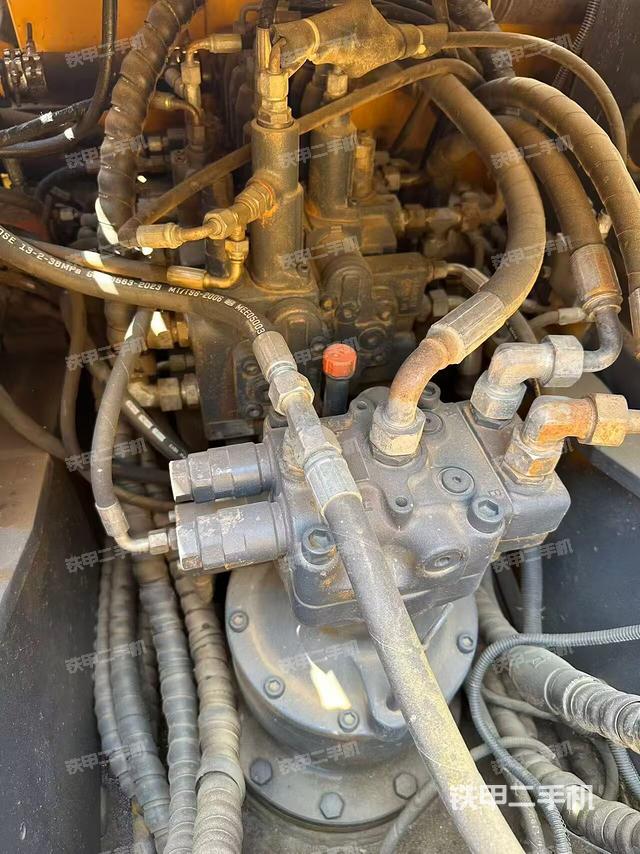 回轉(zhuǎn)馬達和主控閥(整機外觀) 回轉(zhuǎn)馬達和主控閥(整機外觀)