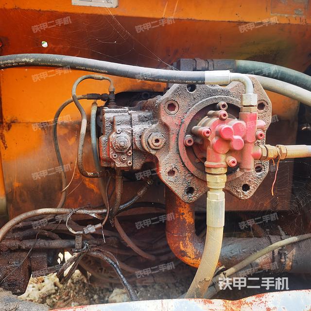 液压泵舱室正面整体（整机外观）