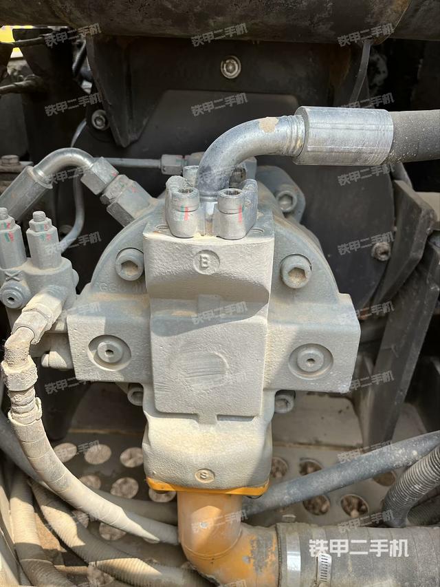 液压泵舱室正面整体(整机外观) 液压泵舱室正面整体(整机外观)